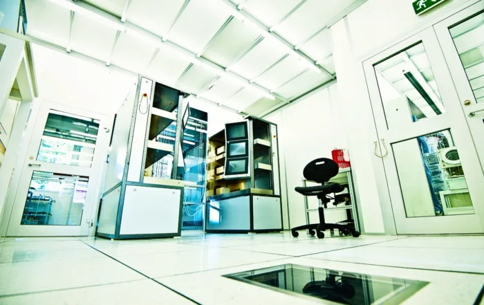 Modern cleanroom setup with advanced aluminum framing solutions for optimized workspace efficiency and contamination control