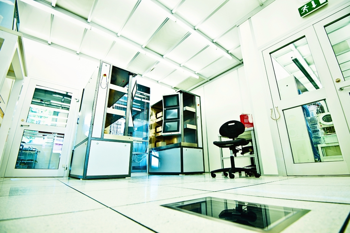 Modern cleanroom setup with advanced aluminum framing solutions for optimized workspace efficiency and contamination control